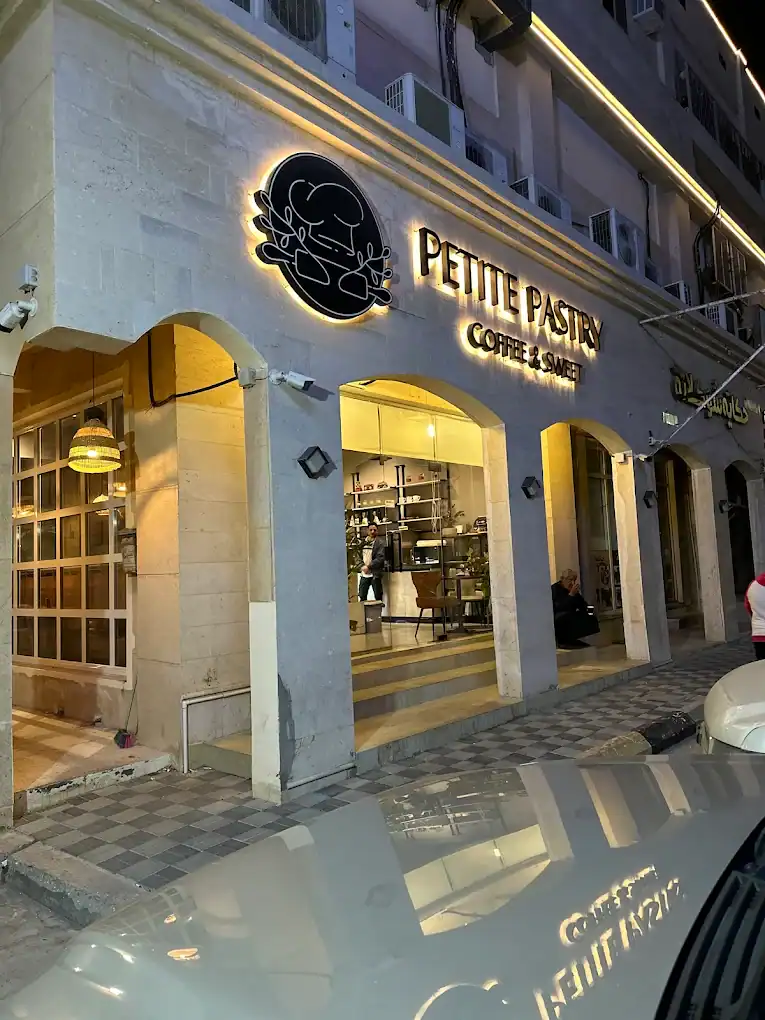 petite pastry